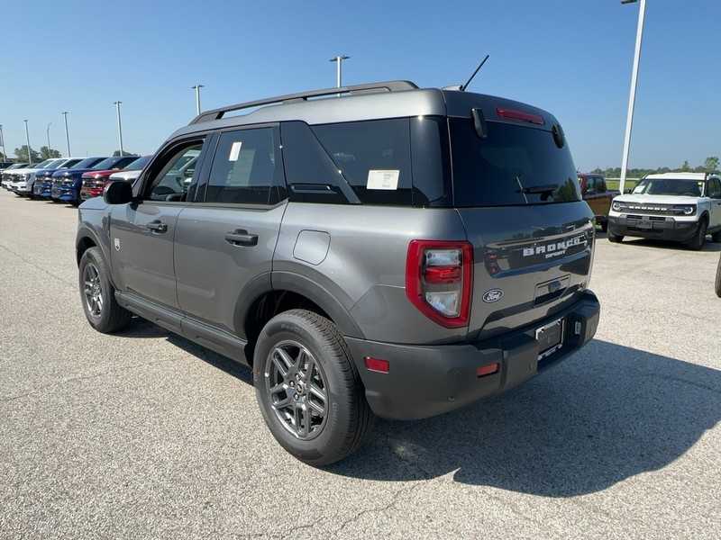 Ford Bronco Sport Vehicle Full-screen Gallery Image 3