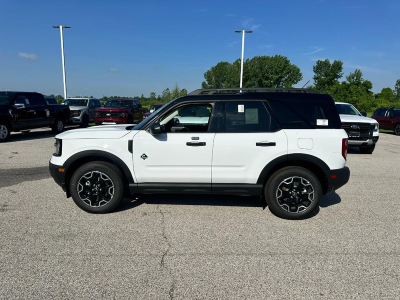 Ford Bronco Sport Vehicle Full-screen Gallery Image 2