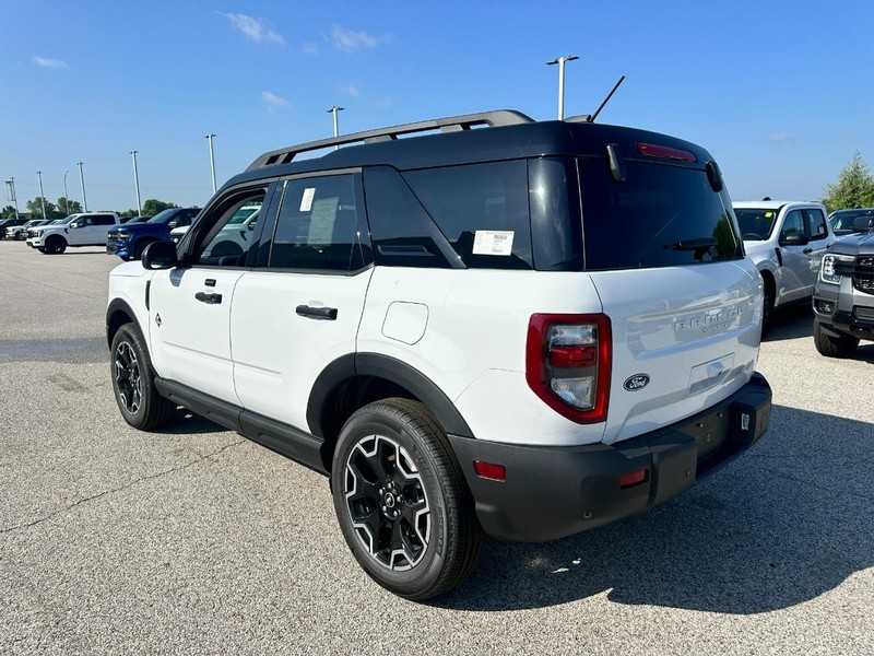 Ford Bronco Sport Vehicle Full-screen Gallery Image 3