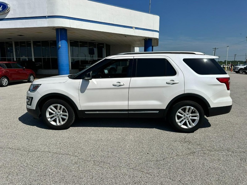 Ford Explorer Vehicle Full-screen Gallery Image 2