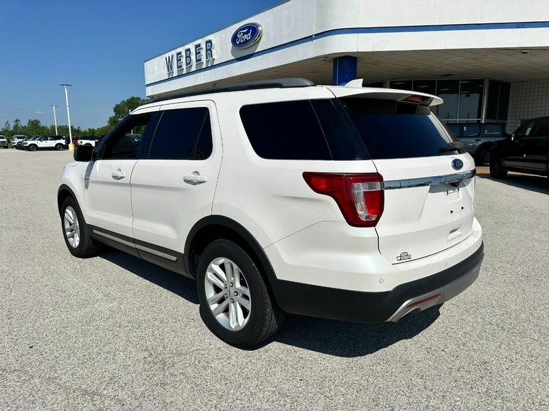 Ford Explorer Vehicle Full-screen Gallery Image 3