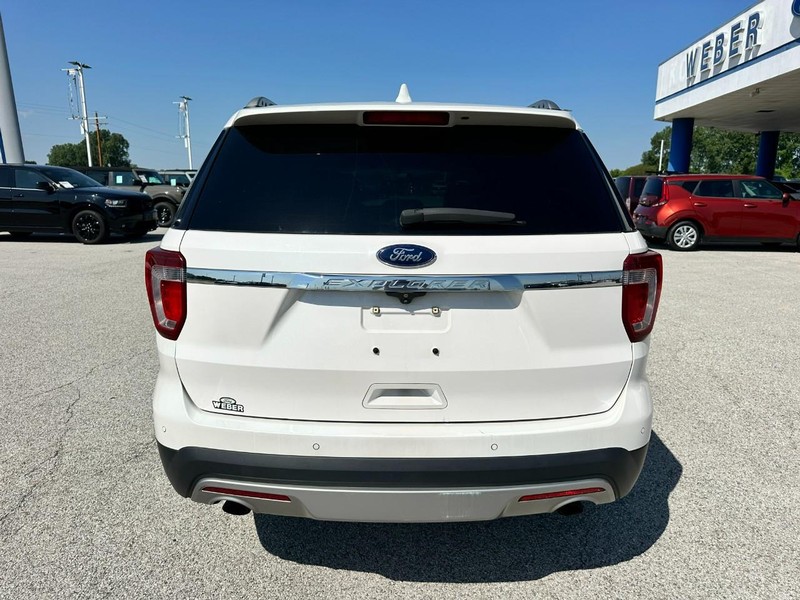 Ford Explorer Vehicle Full-screen Gallery Image 4