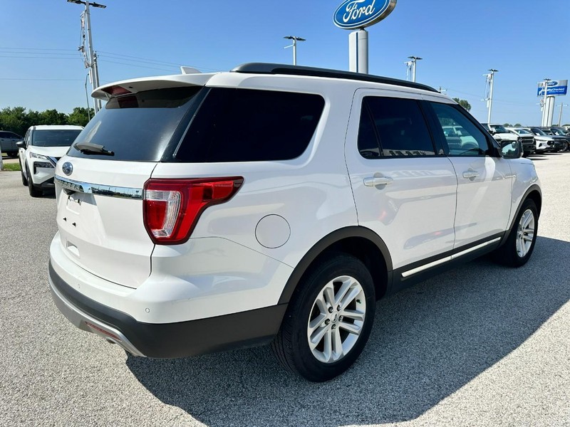 Ford Explorer Vehicle Full-screen Gallery Image 6
