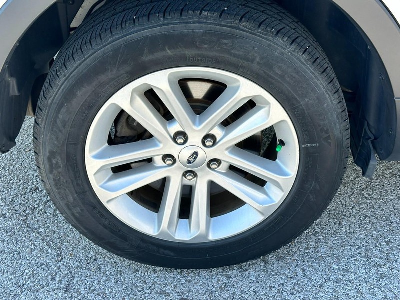 Ford Explorer Vehicle Full-screen Gallery Image 7