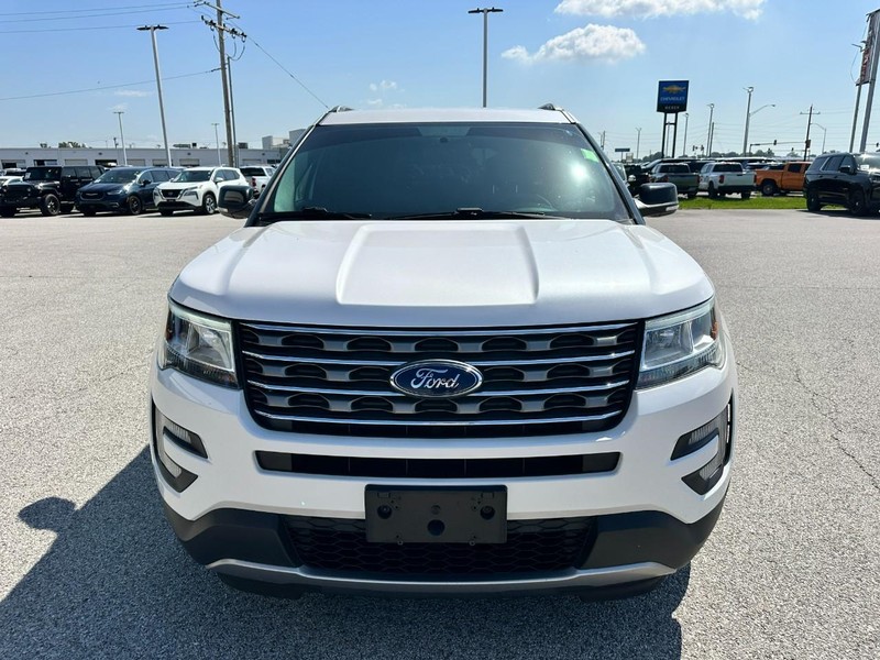 Ford Explorer Vehicle Full-screen Gallery Image 9