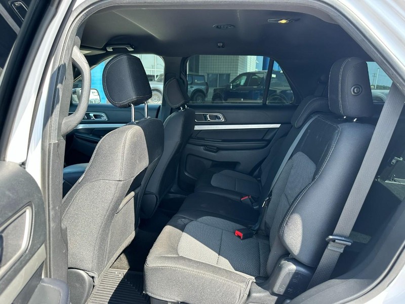 Ford Explorer Vehicle Full-screen Gallery Image 10