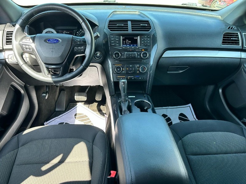 Ford Explorer Vehicle Full-screen Gallery Image 11