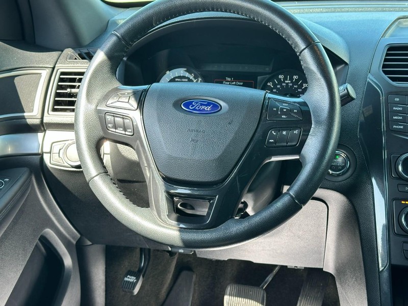 Ford Explorer Vehicle Full-screen Gallery Image 12