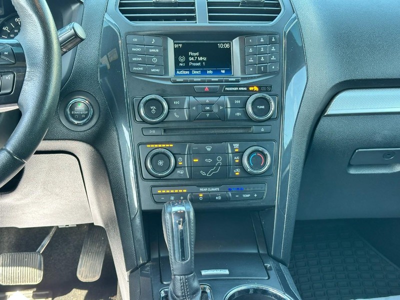 Ford Explorer Vehicle Full-screen Gallery Image 13