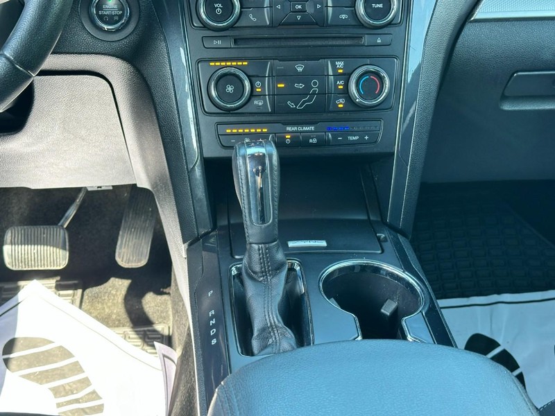 Ford Explorer Vehicle Full-screen Gallery Image 14