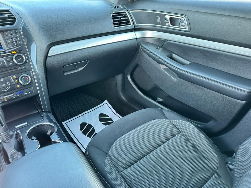 Ford Explorer Vehicle Full-screen Gallery Image 15