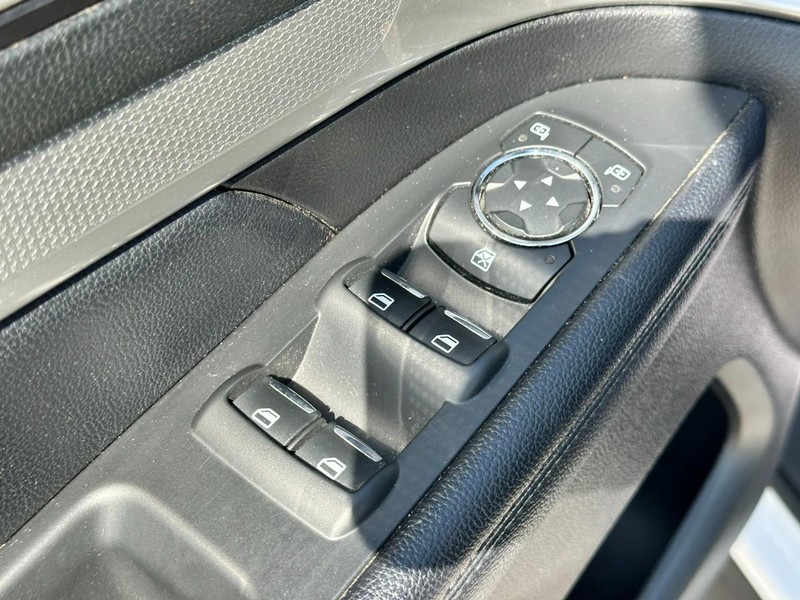 Ford Explorer Vehicle Full-screen Gallery Image 16