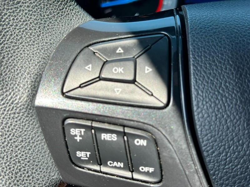 Ford Explorer Vehicle Full-screen Gallery Image 18