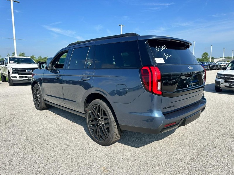 Ford Expedition Vehicle Full-screen Gallery Image 3