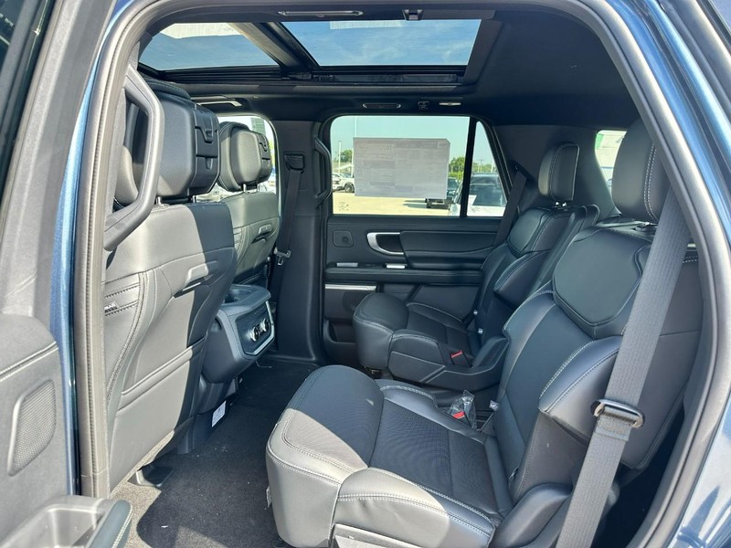 Ford Expedition Vehicle Full-screen Gallery Image 4