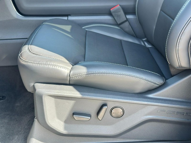 Ford Expedition Vehicle Full-screen Gallery Image 13