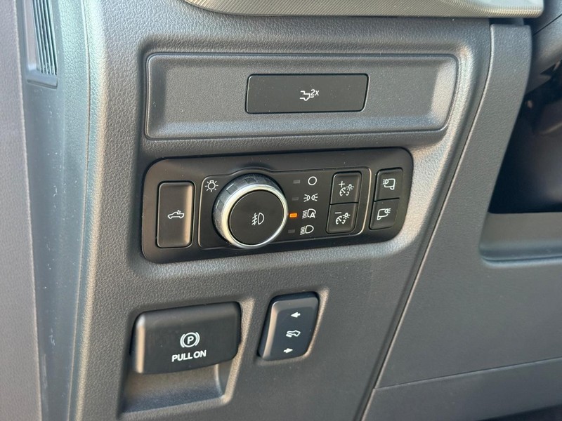 Ford F-150 Vehicle Full-screen Gallery Image 18