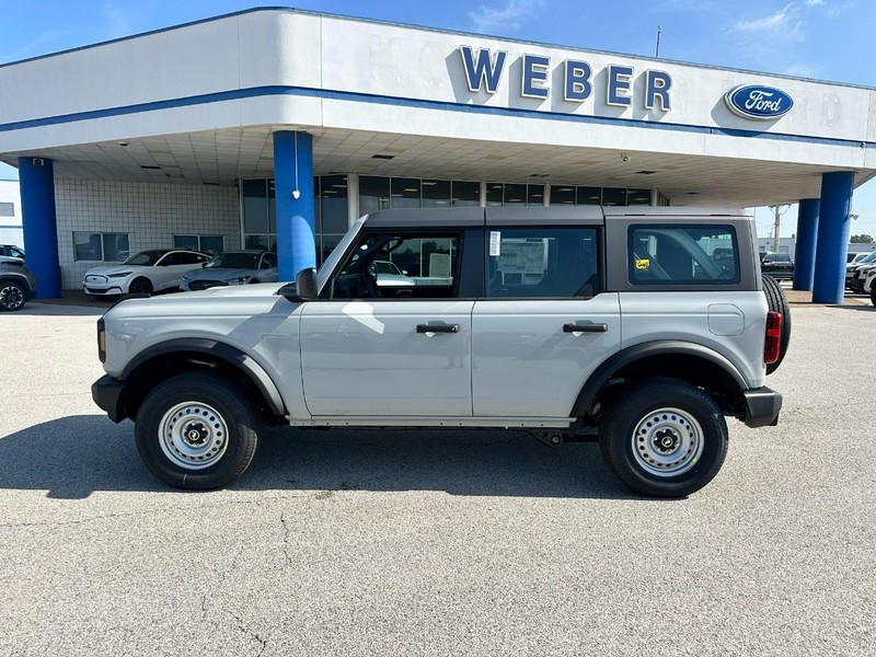 Ford Bronco Vehicle Full-screen Gallery Image 2