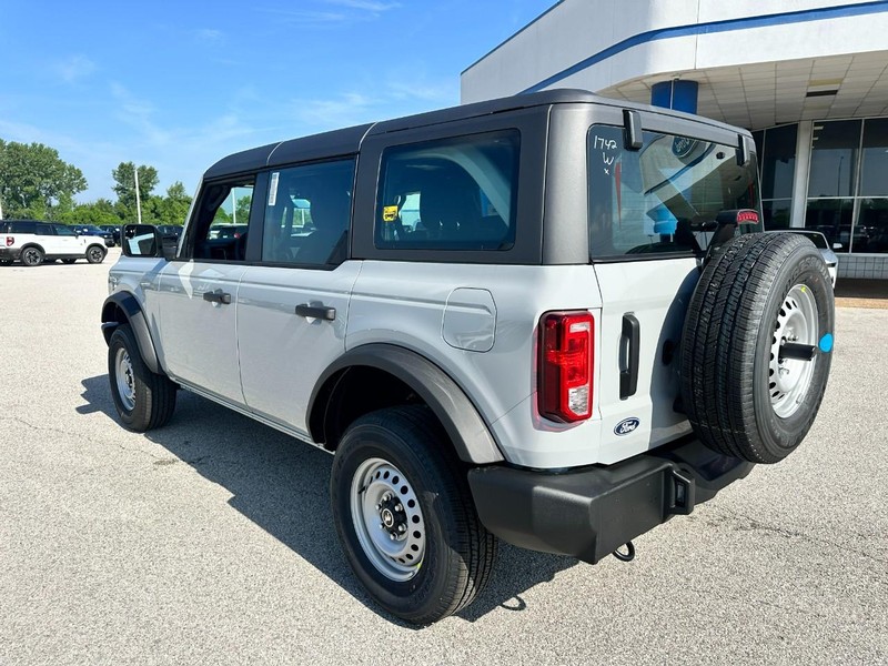Ford Bronco Vehicle Full-screen Gallery Image 3