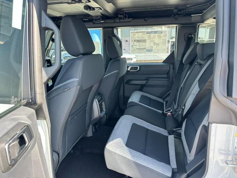 Ford Bronco Vehicle Full-screen Gallery Image 4