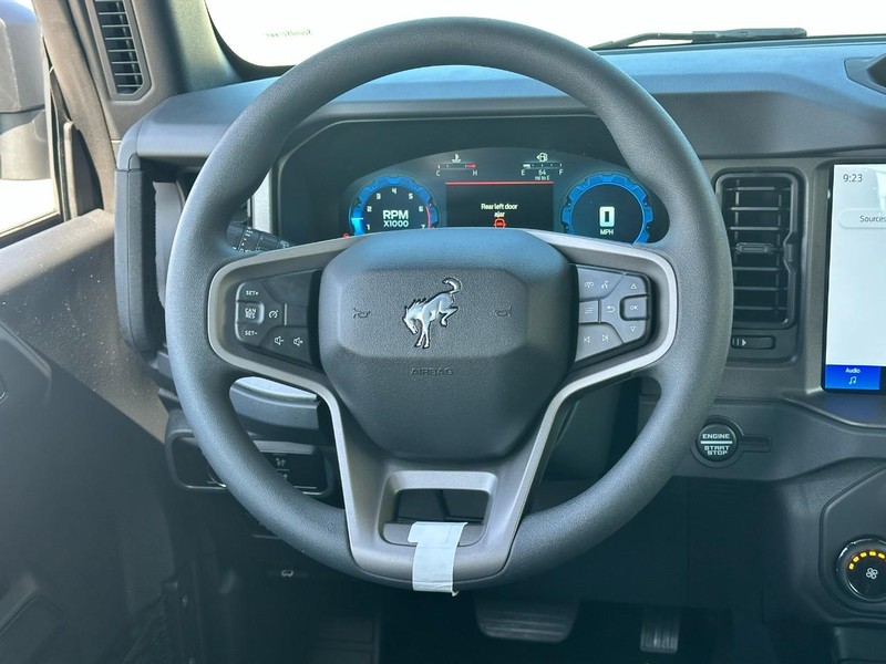 Ford Bronco Vehicle Full-screen Gallery Image 6