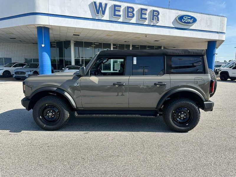 Ford Bronco Vehicle Full-screen Gallery Image 2