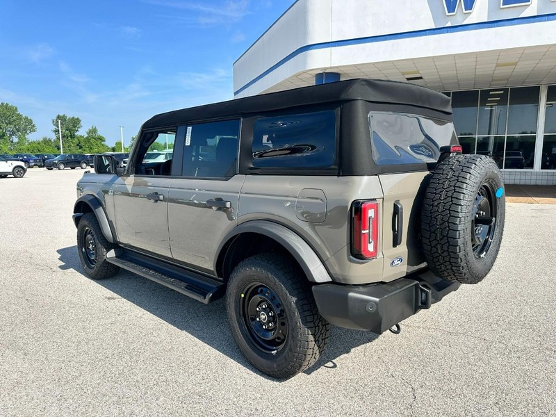 Ford Bronco Vehicle Full-screen Gallery Image 3