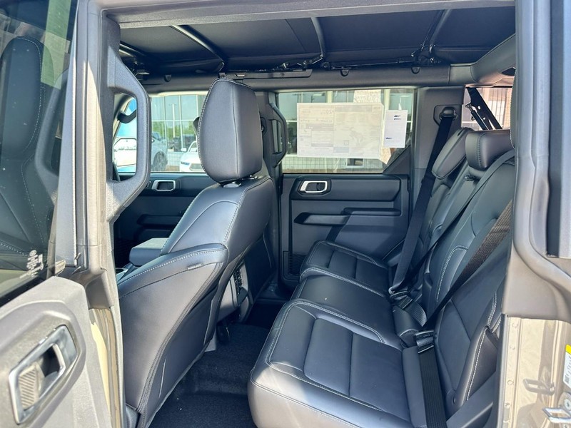 Ford Bronco Vehicle Full-screen Gallery Image 4