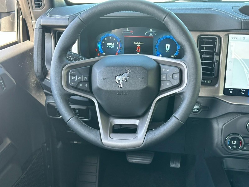 Ford Bronco Vehicle Full-screen Gallery Image 6