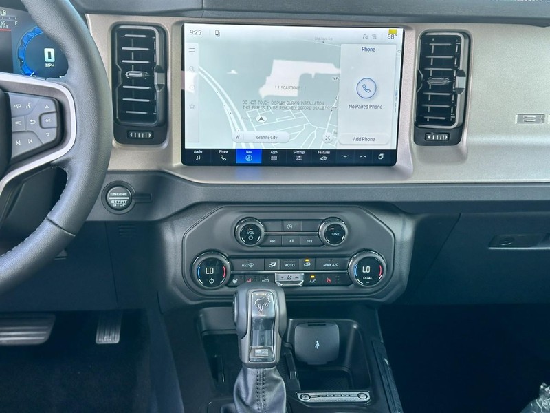 Ford Bronco Vehicle Full-screen Gallery Image 7