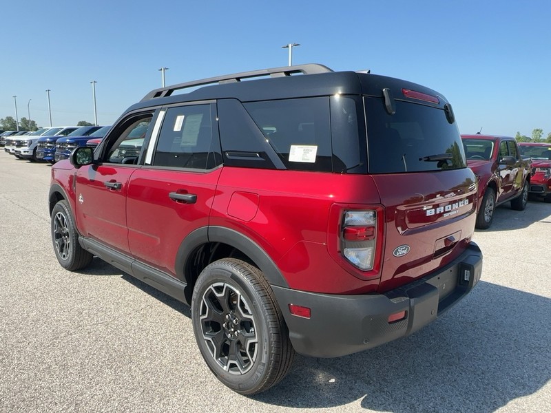 Ford Bronco Sport Vehicle Full-screen Gallery Image 3
