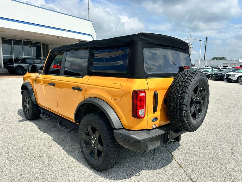 Ford Bronco Vehicle Full-screen Gallery Image 03