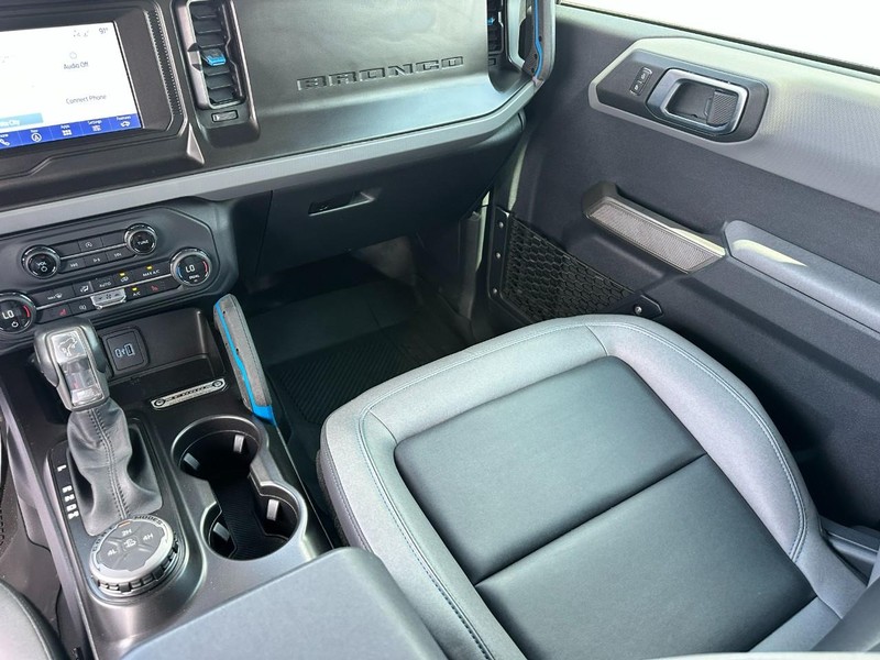 Ford Bronco Vehicle Full-screen Gallery Image 15