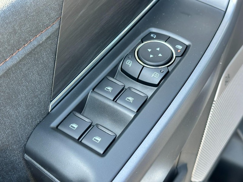 Ford F-150 Vehicle Full-screen Gallery Image 9