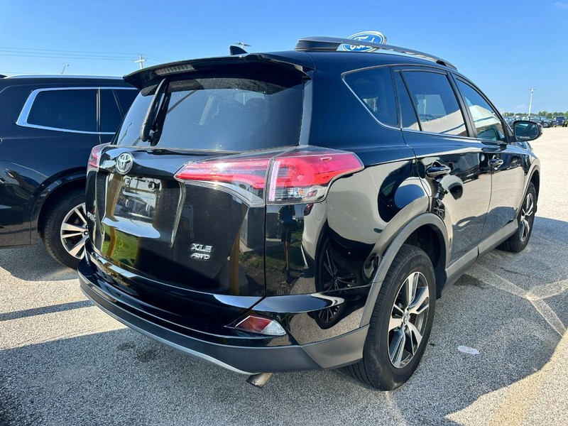 Toyota RAV4 Vehicle Full-screen Gallery Image 3