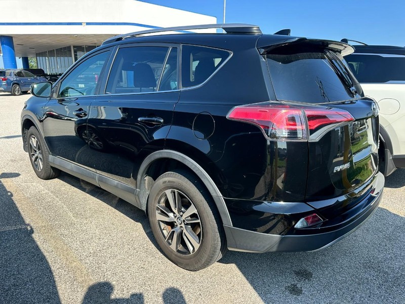 Toyota RAV4 Vehicle Full-screen Gallery Image 4