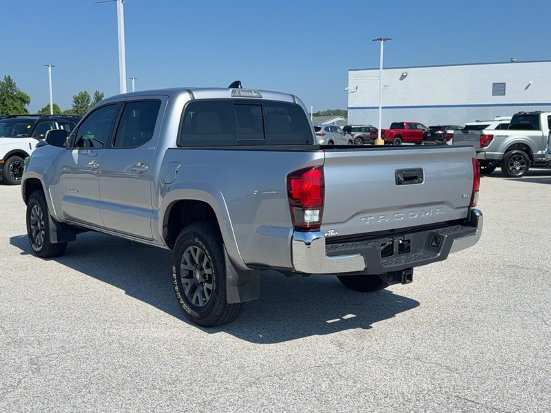 Toyota Tacoma 2WD Vehicle Full-screen Gallery Image 3