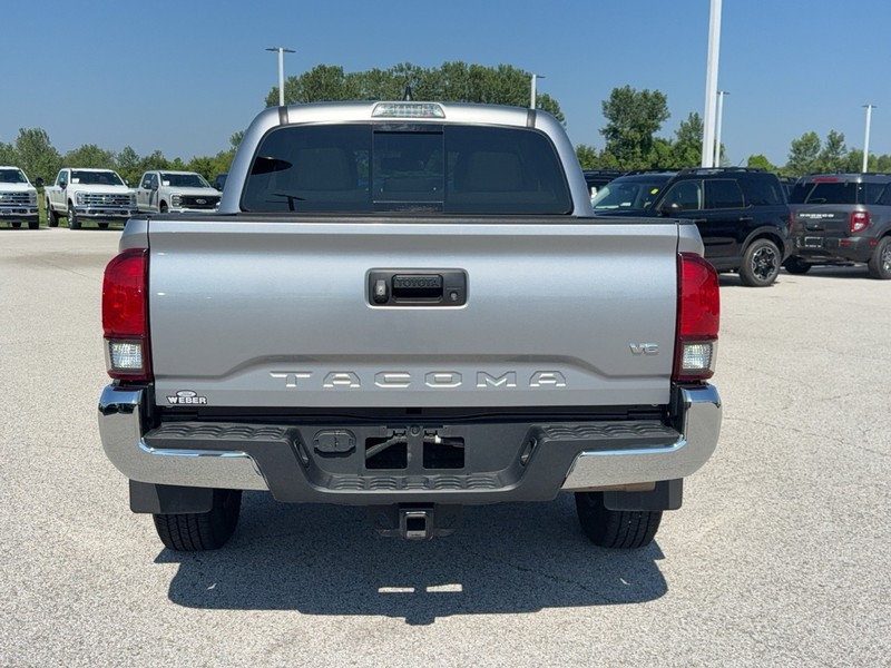 Toyota Tacoma 2WD Vehicle Full-screen Gallery Image 4