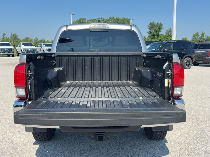 Toyota Tacoma 2WD Vehicle Full-screen Gallery Image 5