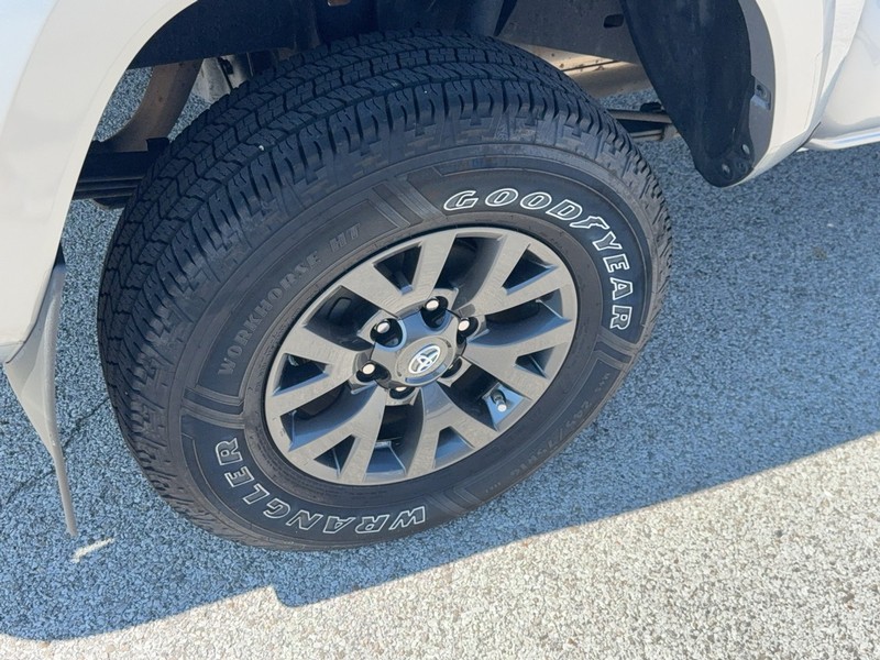 Toyota Tacoma 2WD Vehicle Full-screen Gallery Image 6