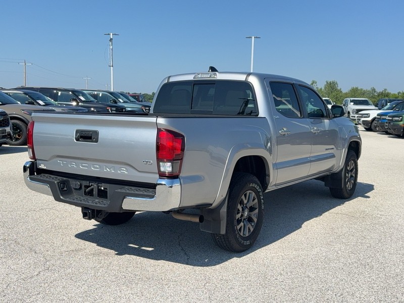 Toyota Tacoma 2WD Vehicle Full-screen Gallery Image 7