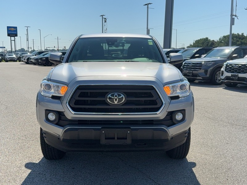 Toyota Tacoma 2WD Vehicle Full-screen Gallery Image 9