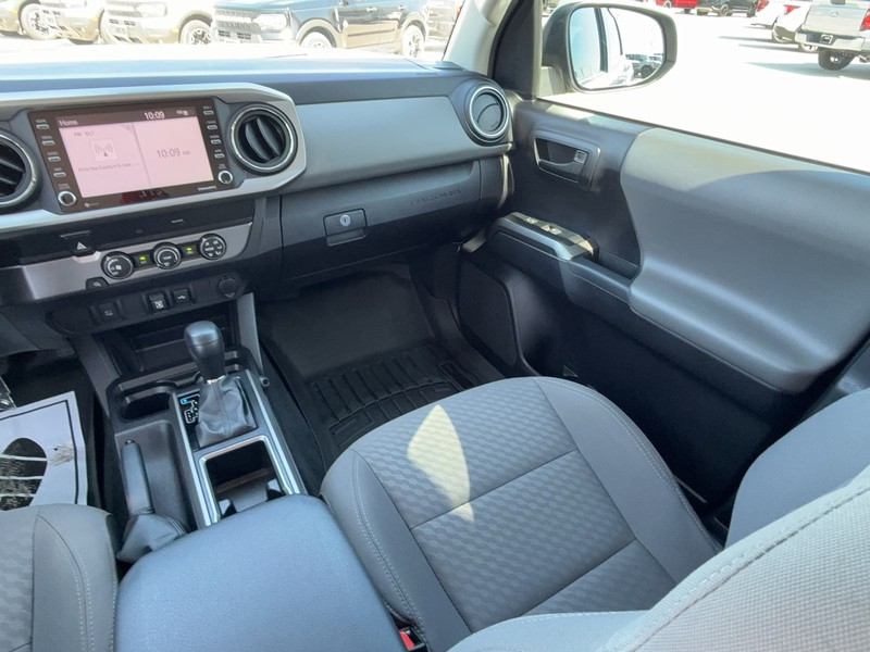 Toyota Tacoma 2WD Vehicle Full-screen Gallery Image 15
