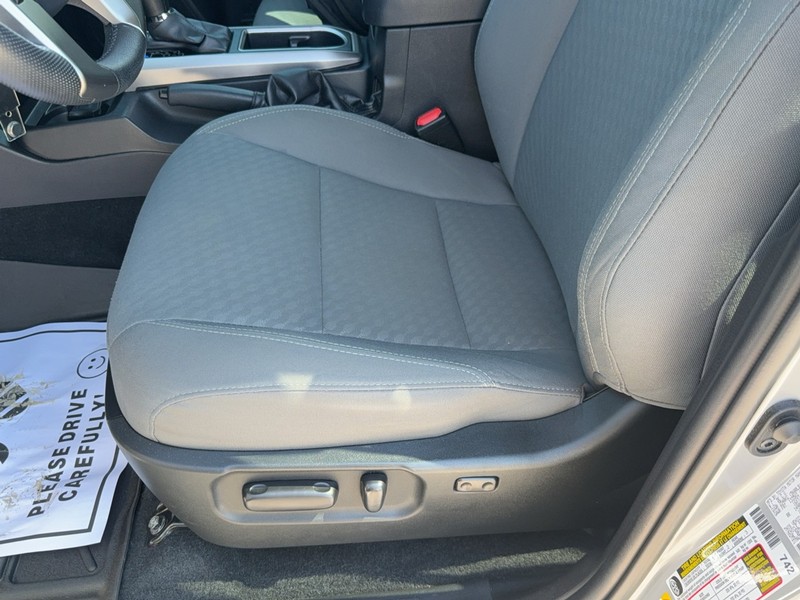 Toyota Tacoma 2WD Vehicle Full-screen Gallery Image 16