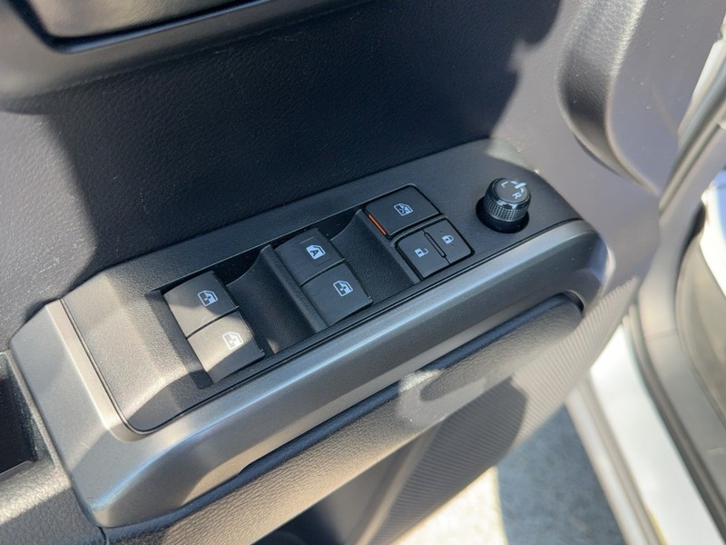 Toyota Tacoma 2WD Vehicle Full-screen Gallery Image 17