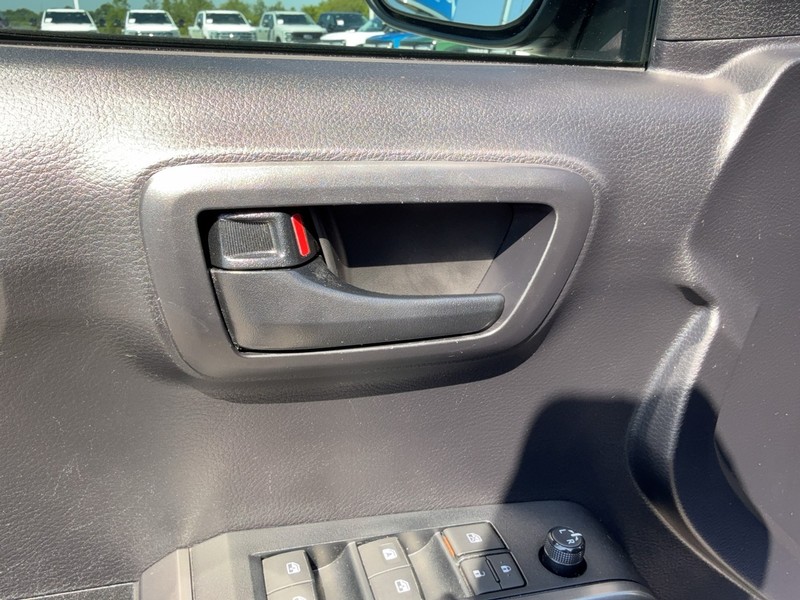 Toyota Tacoma 2WD Vehicle Full-screen Gallery Image 18