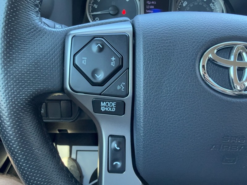 Toyota Tacoma 2WD Vehicle Full-screen Gallery Image 20