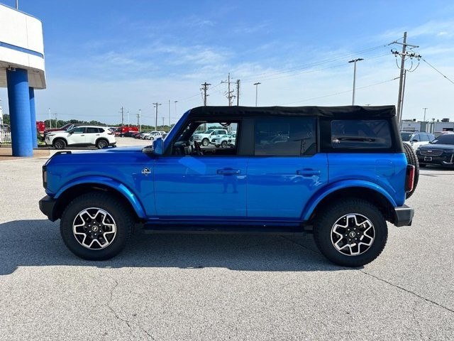 Ford Bronco Vehicle Full-screen Gallery Image 2
