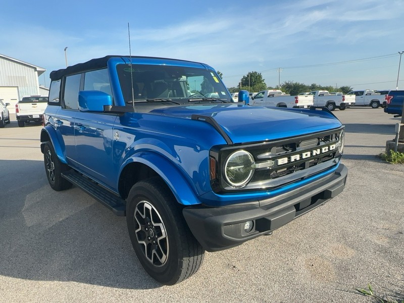 Ford Bronco Vehicle Full-screen Gallery Image 2