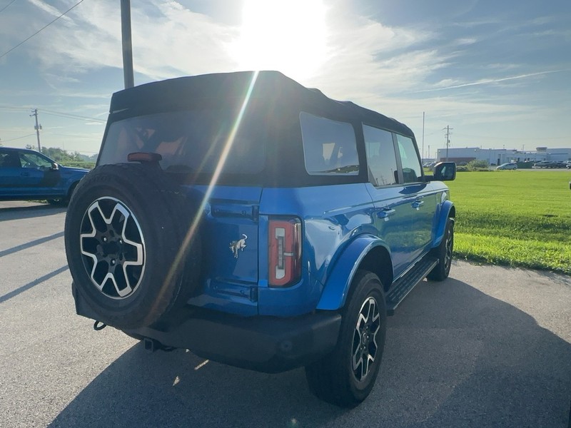 Ford Bronco Vehicle Full-screen Gallery Image 3